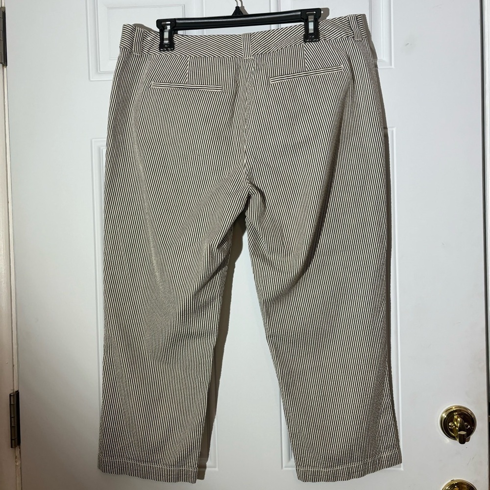 ❤️2/$15 or 3/$21❤️ Ann Taylor Loft Grey/White Seersucker Crop Pants, Size 14 - Picture 2 of 10